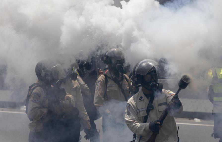Otro muerto  en Venezuela y lluvia de gases de antimotines dispersa marcha opositora