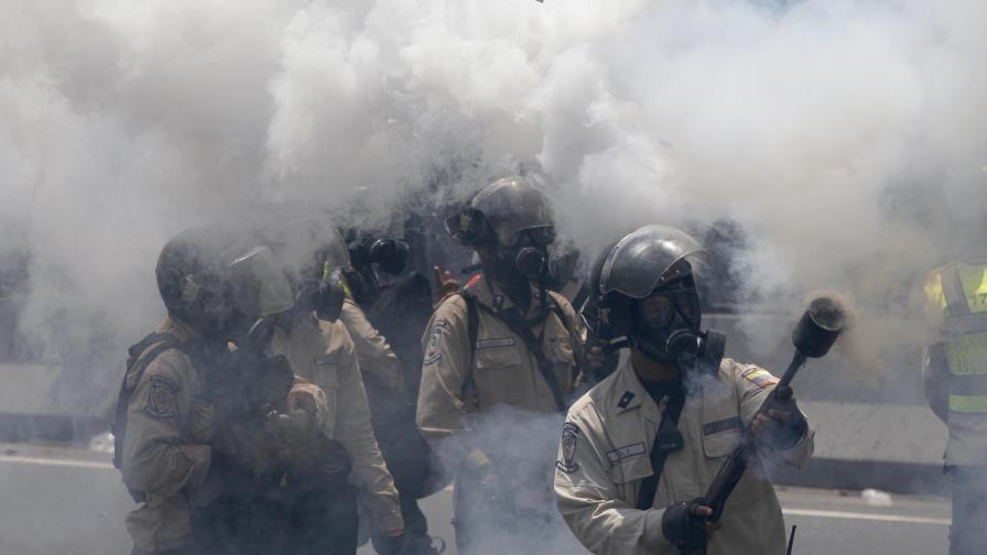 Otro muerto  en Venezuela y lluvia de gases de antimotines dispersa marcha opositora