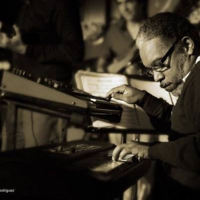 Rafelito Mirabal, pianista y director musical, ha dedicado su carrera a la difusión y fusión del jazz con ritmos locales.