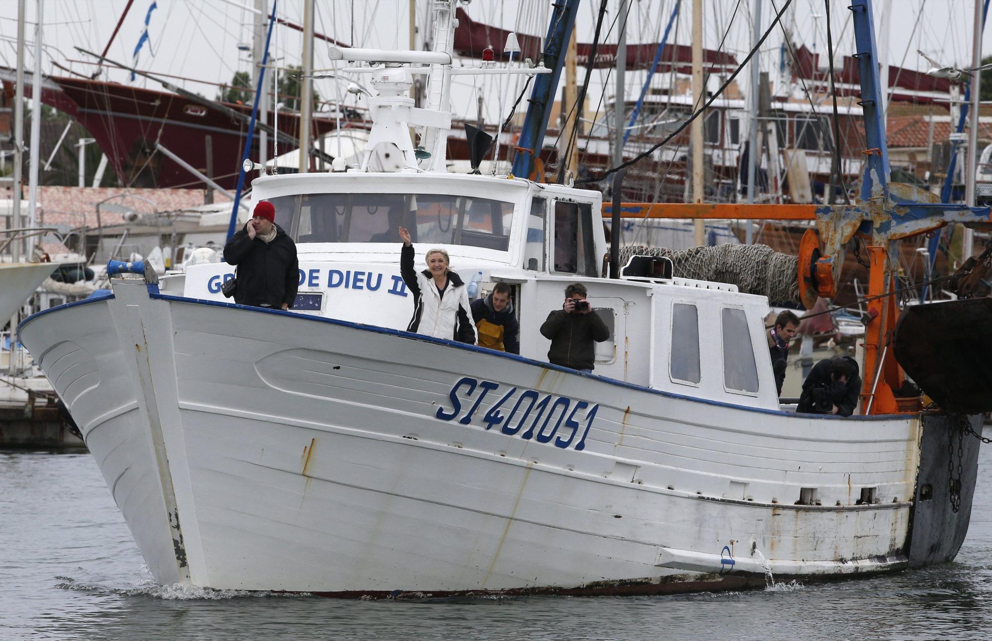 Le Pen hace campaña en barco pesquero