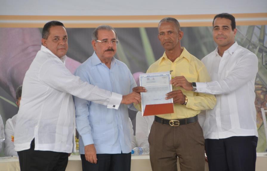 Danilo entrega más de 2 mil títulos de terrenos a familias de Yamasá y Cotuí