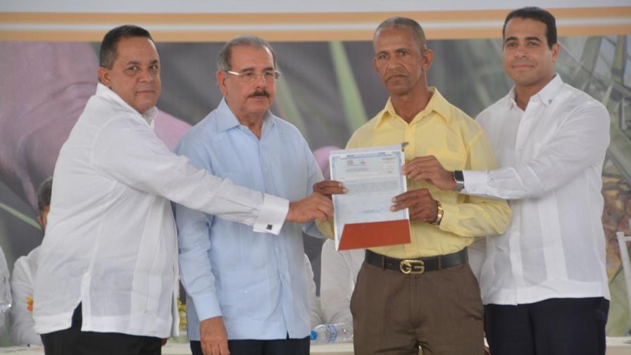 Danilo entrega más de 2 mil títulos de terrenos a familias de Yamasá y Cotuí