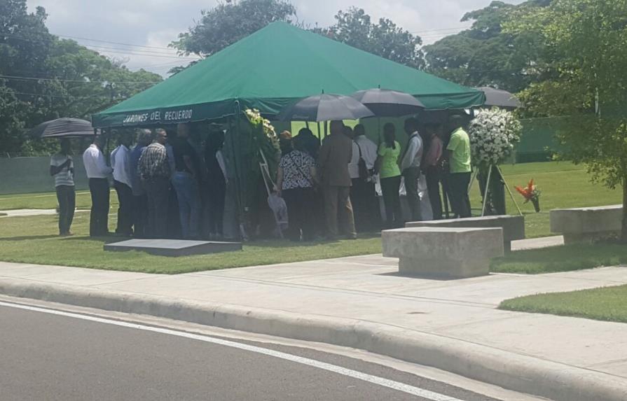 Hijos de Adriano Román no asistieron a su funeral