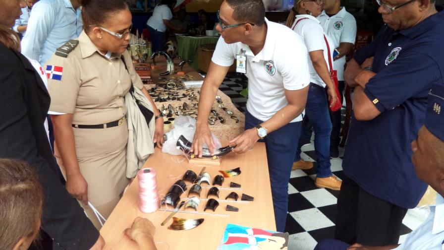Internos de La Victoria confeccionan y exhiben productos artesanales en Feria del Libro 