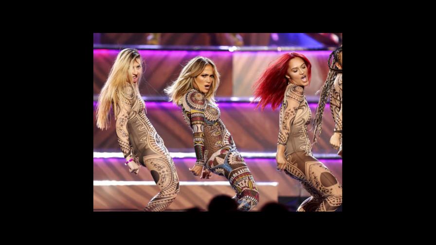 Entre actuaciones de estrellas develan los Premios Billboard