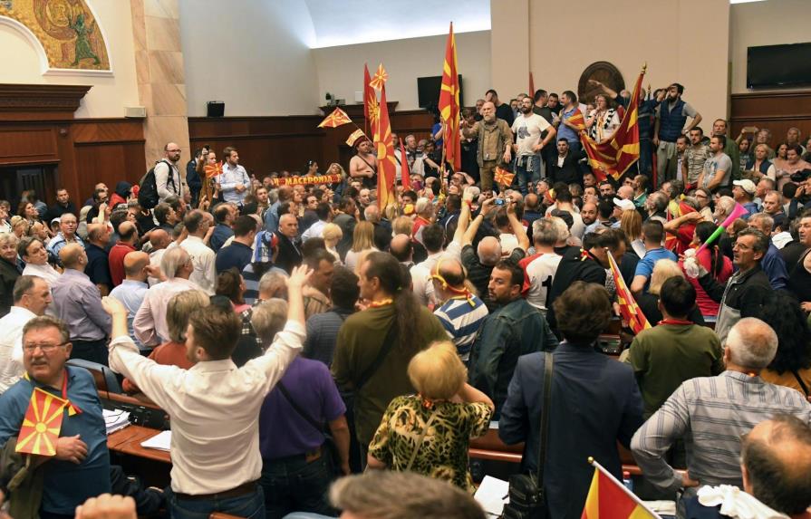 Manifestantes agreden a legisladores en Macedonia 