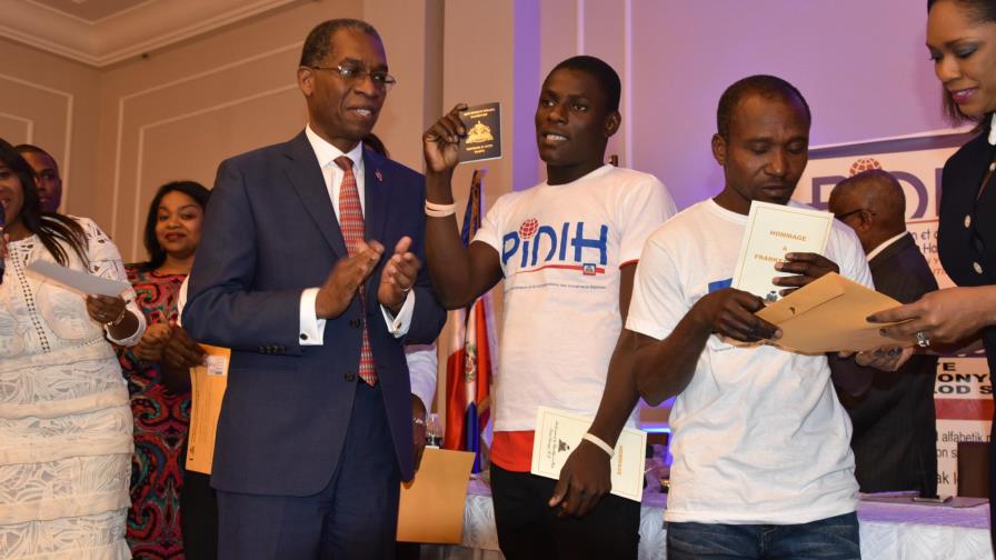 Embajada de Haití entrega documentos de identidad a haitianos residentes en el país Embajada de Haití entrega documentos de identidad a haitianos residentes en el país