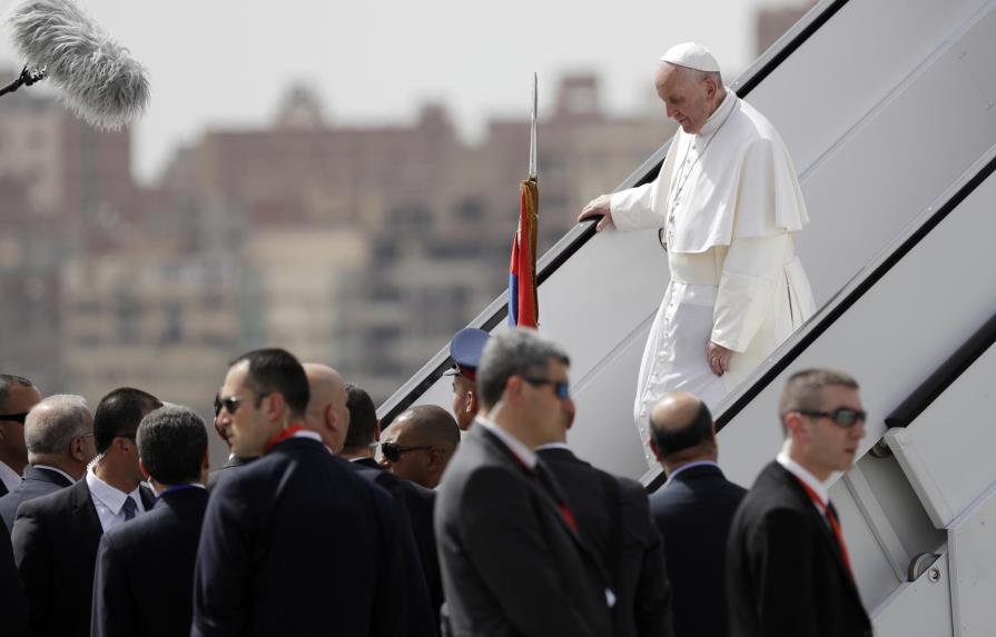 El papa llega a Egipto donde los católicos han sufrido ataques terroristas en los últimos meses