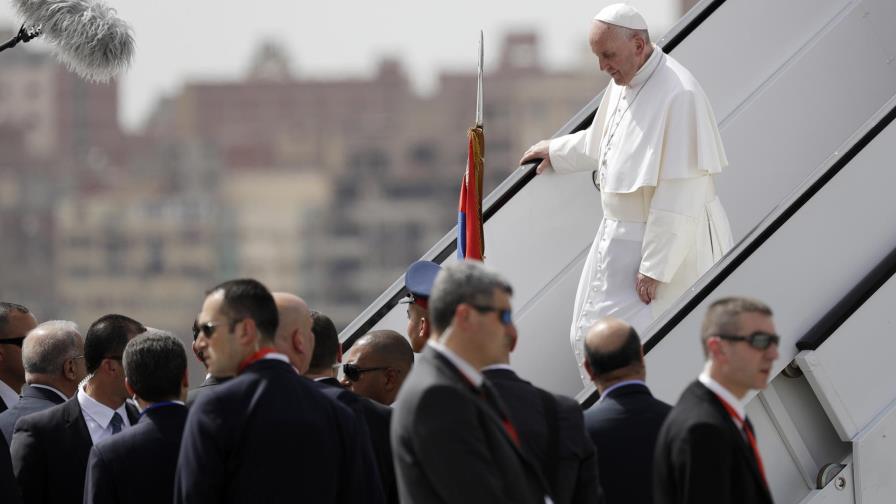 El papa llega a Egipto donde los católicos han sufrido ataques terroristas en los últimos meses