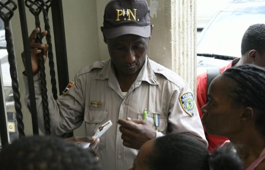 Ciudadanos haitianos acuden a embajada por documentos