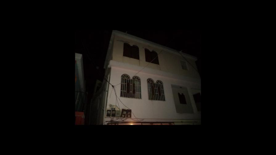 Hombre muere al lanzarse de un edificio durante persecución policial Hombre muere al lanzarse de un edificio durante persecución policial