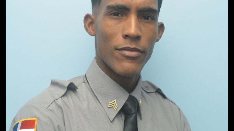 Un policía dominicano gana un premio de poesía en la feria