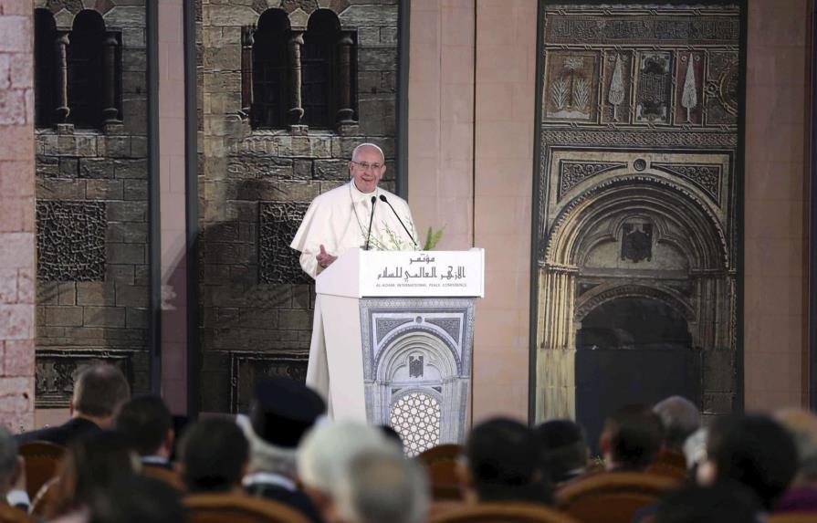 Papa Francisco rezó en iglesia atacada por el Estado Islámico
