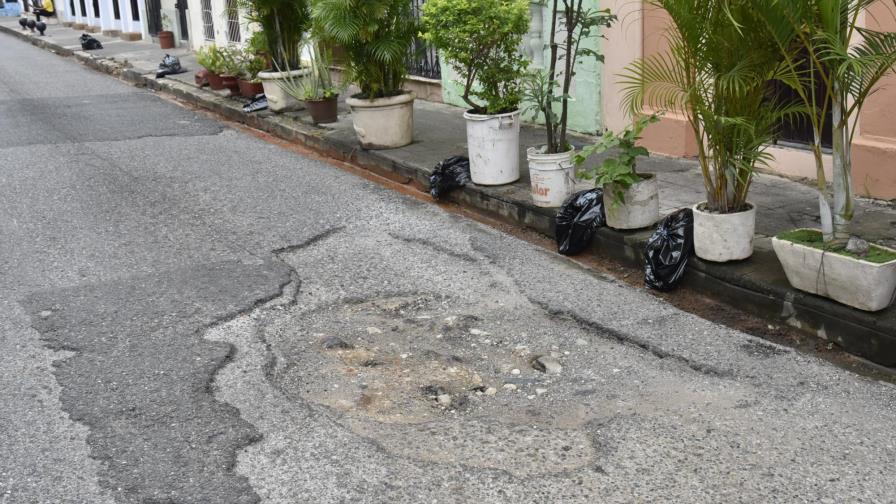 Deterioro en la calle Sánchez afecta a vecinos de la Ciudad Colonial