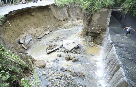 Se derrumba tramo de carretera La Herradura y canal Monsieur Bogaert en Santiago
