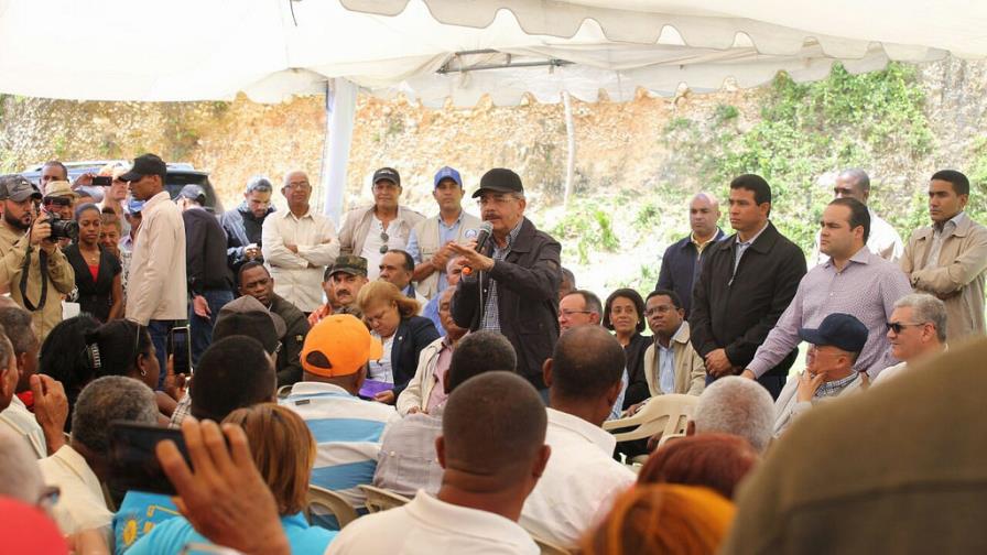 En visita sorpresa, Medina beneficia a 1,8000 productores de Barahona