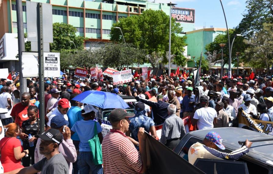 Trabajadores marchan hacia el Parque Independencia para demandar reivindicaciones laborales