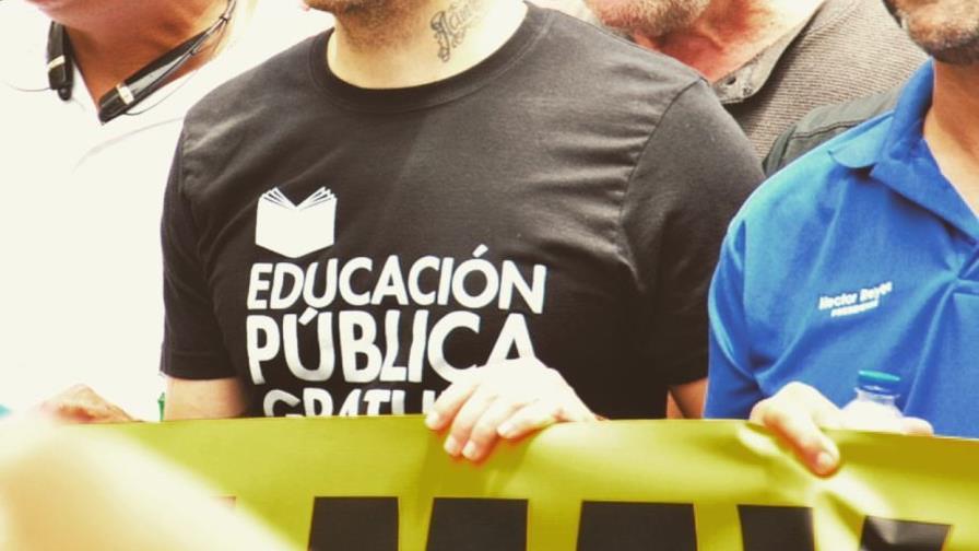 Residente se une al paro en Puerto Rico y pide acciones para frenar la crisis Residente se une al paro en Puerto Rico y pide acciones para frenar la crisis