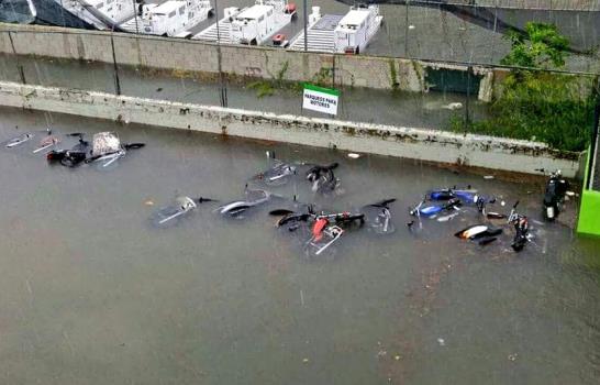 Lluvias inundan áreas del estacionamiento en el aeropuerto de Punta Cana