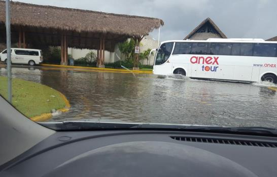 Lluvias inundan áreas del estacionamiento en el aeropuerto de Punta Cana