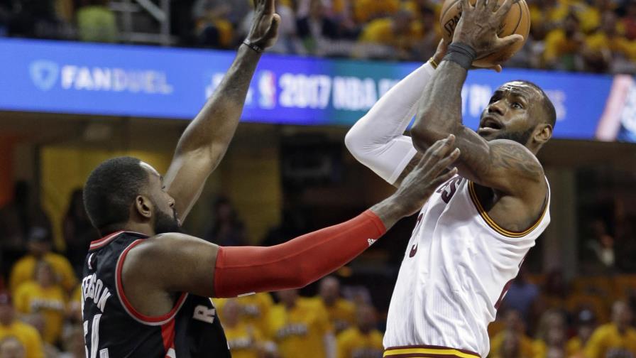 LeBron James y sus descansados Cavaliers se llevan el primero ante Toronto