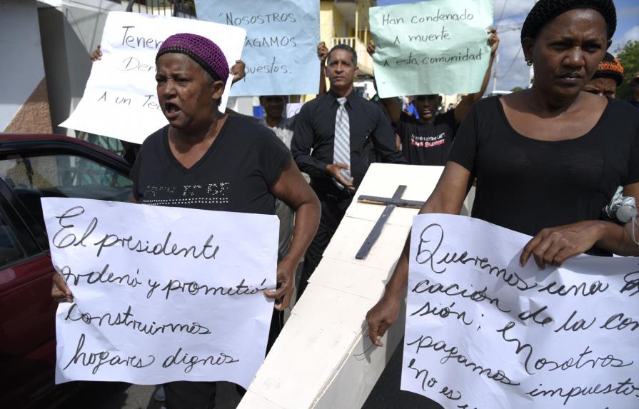 Familias afectadas por fuego en Santiago reclaman casas prometidas por presidente