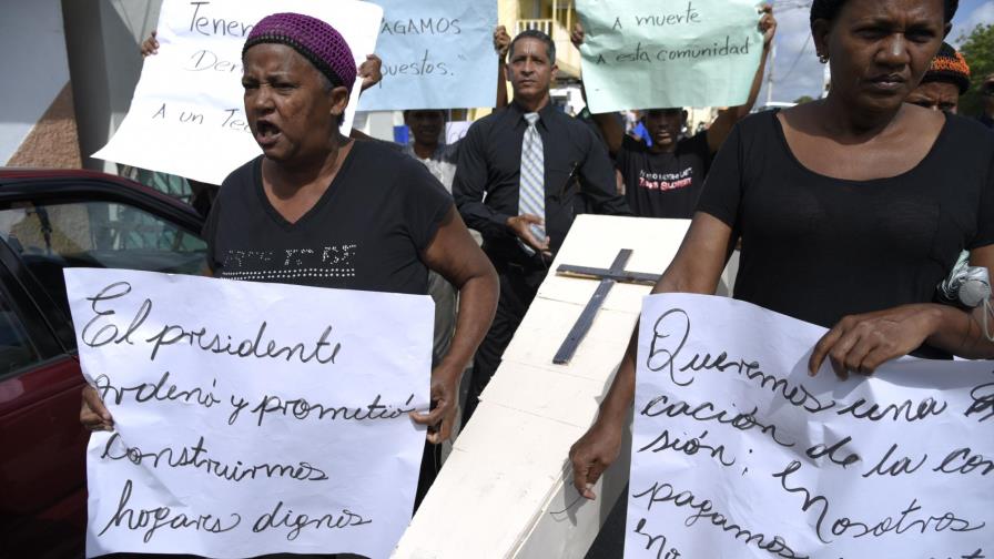 Familias afectadas por fuego en Santiago reclaman casas prometidas por presidente