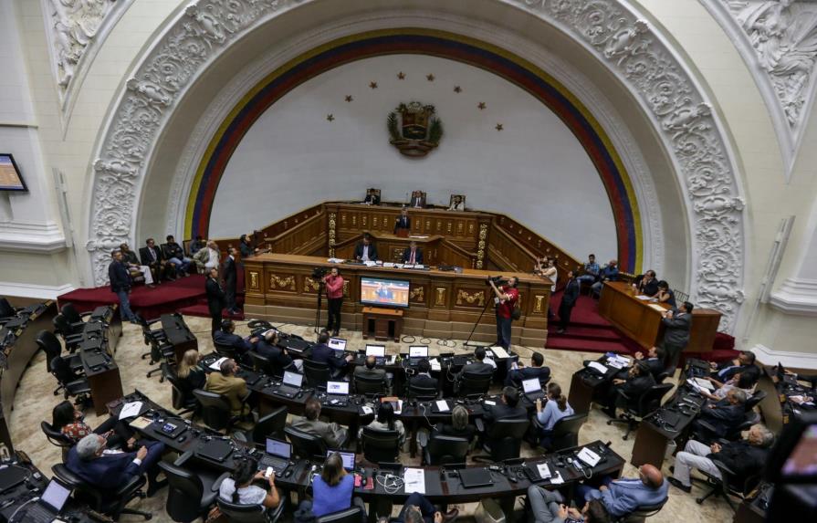 Parlamento y calles venezolanas se rebelan contra el “golpe” de Maduro