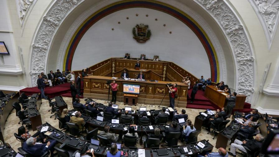 Parlamento y calles venezolanas se rebelan contra el “golpe” de Maduro