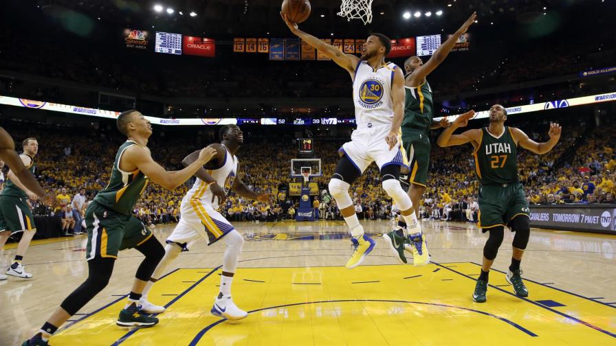 Curry y los Warriors arrollan al Jazz en 1er juego de semis 