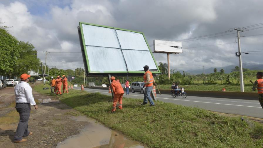 Medio Ambiente y Obras Públicas quitarán vallas y letreros “ilegales” de las carreteras Medio Ambiente y Obras Públicas quitarán vallas y letreros “ilegales” de las carreteras