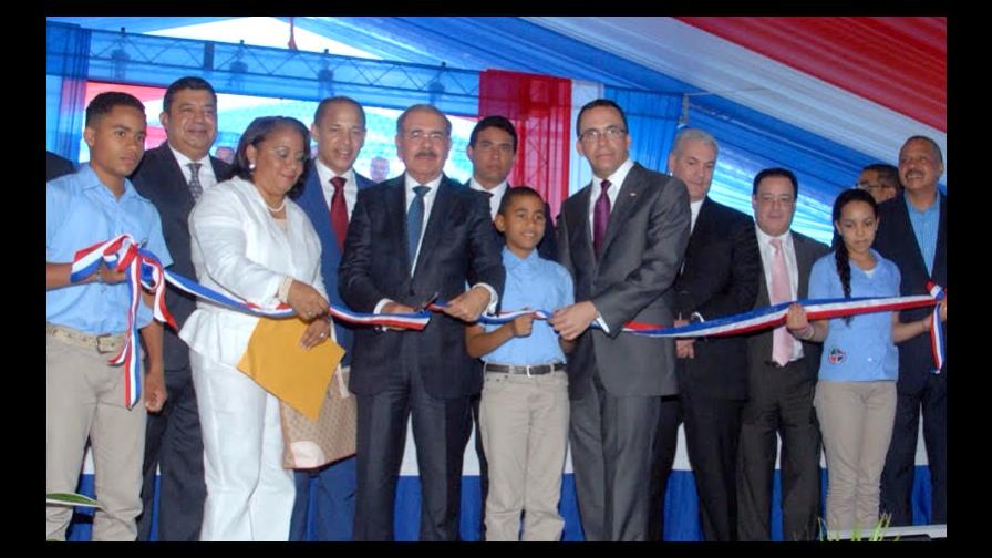 Presidente Medina entrega una estancia infantil y tres centros educativos en La Vega 