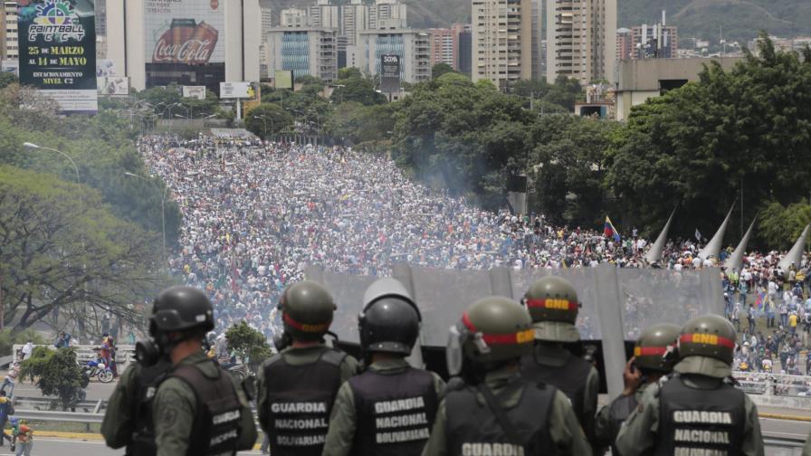 Venezolanos rechazan constituyente, suben a 35 los muertos 