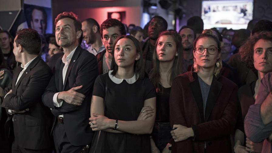 Macron se refuerza frente a Le Pen tras violento debate televisivo