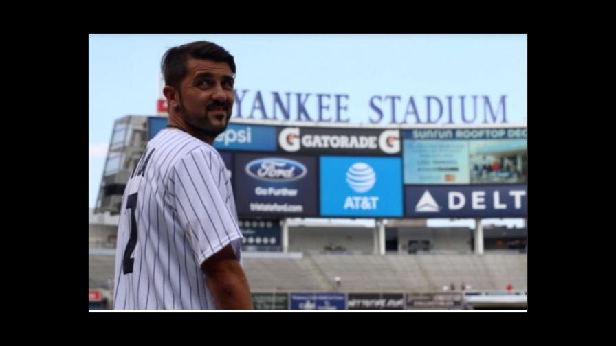 David Villa lanza primera bola en partido Toronto/Yankees