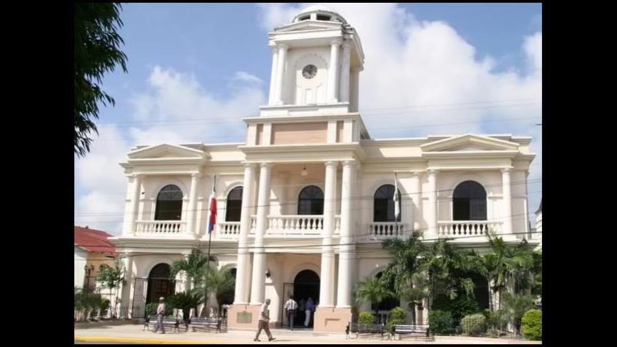 Exempleados municipales ocupan iglesia en San Francisco de Macorís