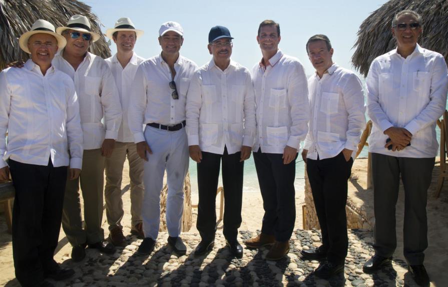 Presidente Medina muestra a inversionistas potencial turístico de Bahía de las Águilas 