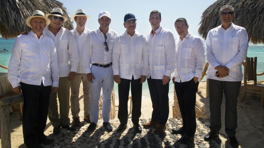 Presidente Medina muestra a inversionistas potencial turístico de Bahía de las Águilas 