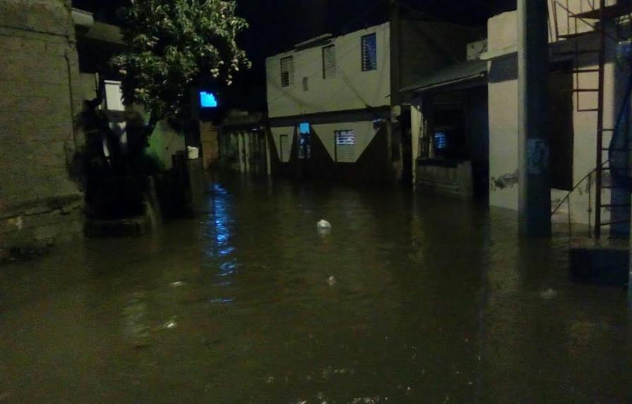 Lluvias inundan más de 100 casas en barrio de Santiago