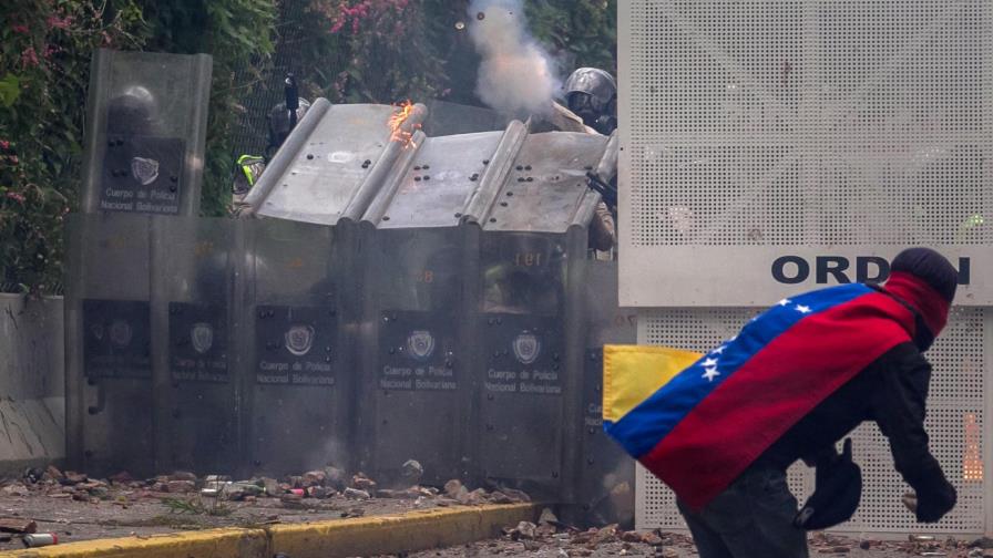 Estudiantes venezolanos chocan con policías en nueva protesta contra Maduro