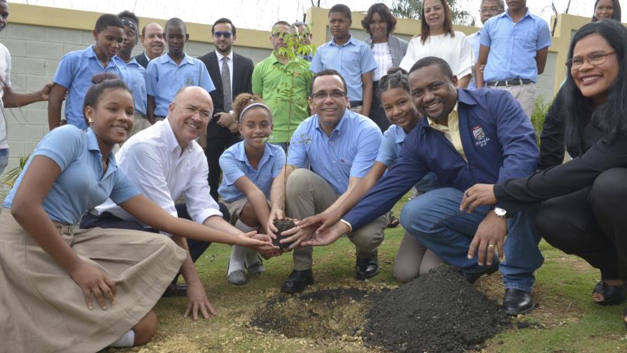 Estudiantes sembrarán más de 30 millones de árboles en el país