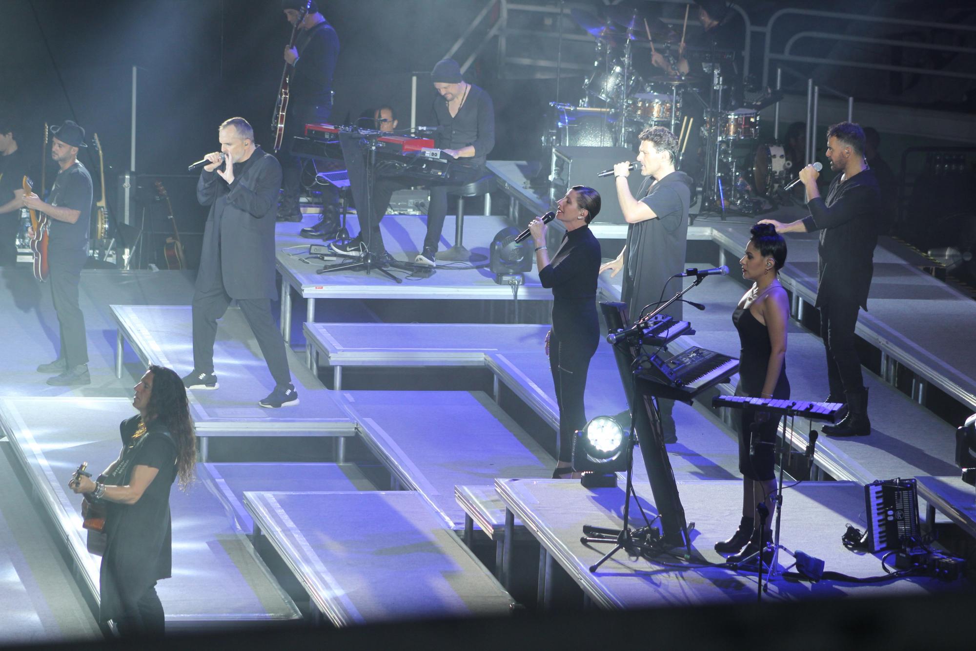 Banda: tres guitarras, dos teclados, dos percusión y tres coristas