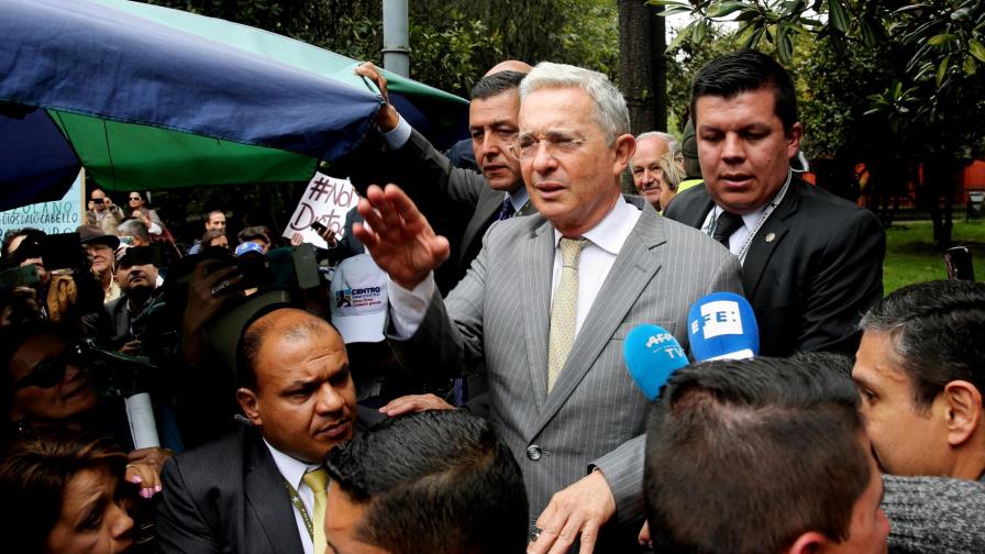 Uribe dice que el “mundo democrático” debe presionar la salida de Maduro