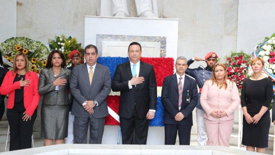 La Contraloría conmemora su aniversario 88 con misa y ofrenda floral