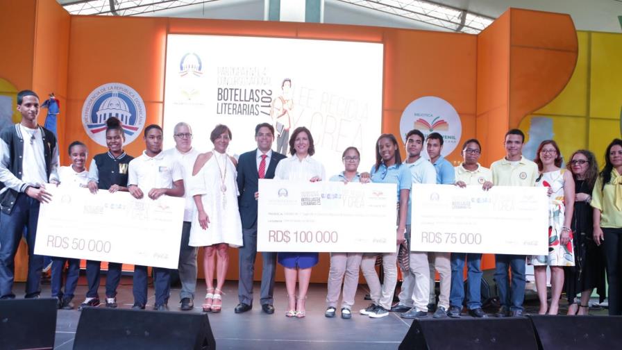 Premian creatividad de jóvenes en cuarto concurso Botellas Literarias