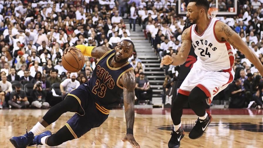 Lebron James anota 35 puntos y Cavs toman ventaja de la serie