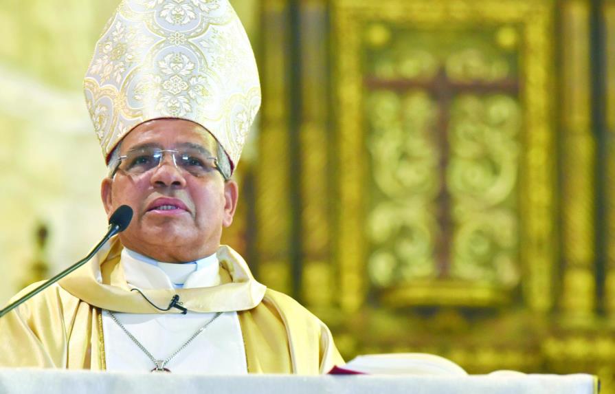 Monseñor Francisco Ozoria rehúsa hablar de cuestionada venta de terreno