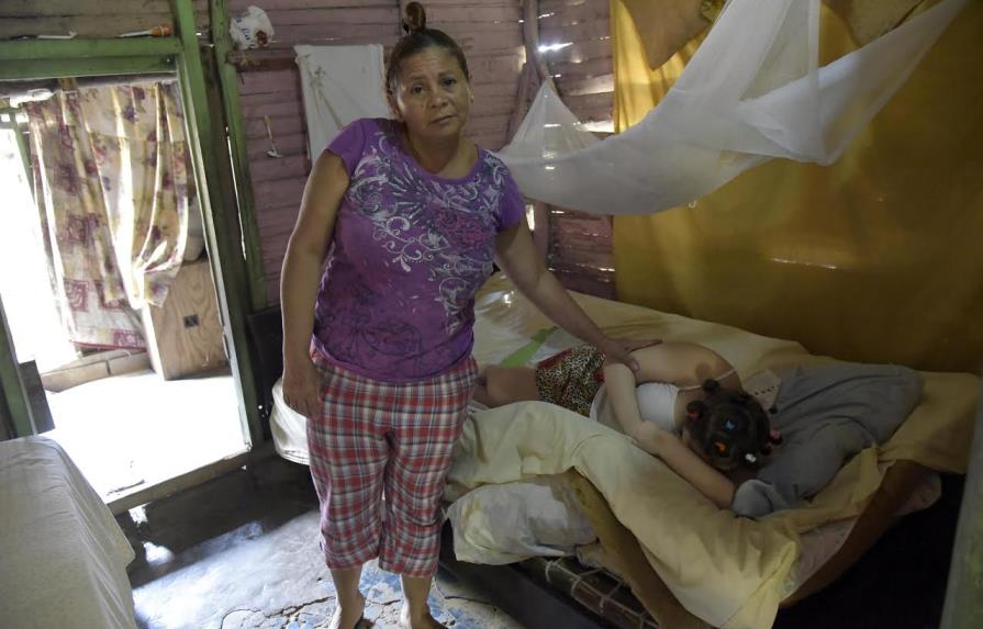 Familia de joven padece microcefalia solicita ayuda en campo de San Francisco de Macorís
