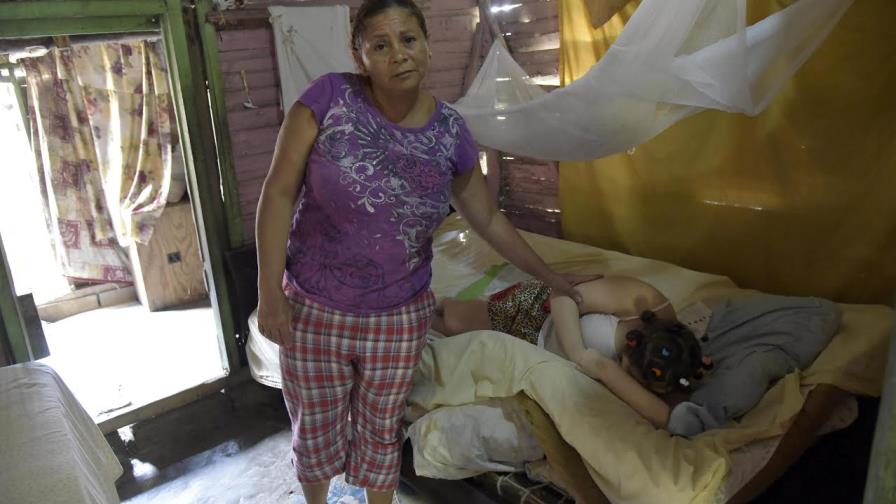 Familia de joven padece microcefalia solicita ayuda en campo de San Francisco de Macorís