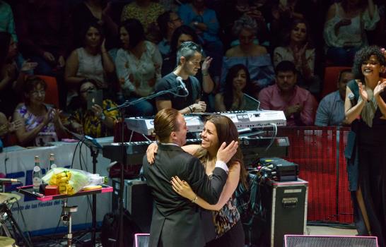 Cristian Castro pide matrimonio a su novia en mitad de un concierto
